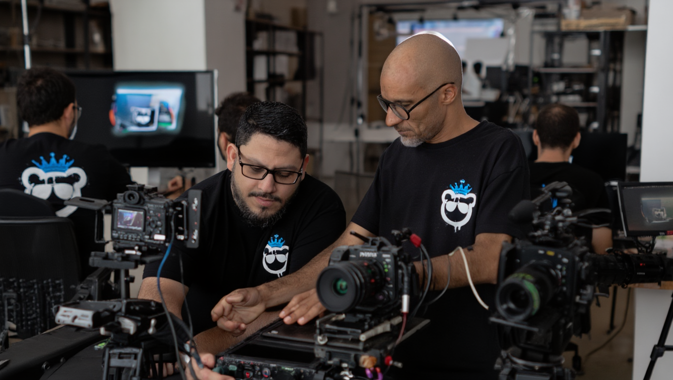 Peluche team on set